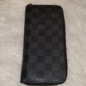 GRAPHITE ZIPPY WALLET